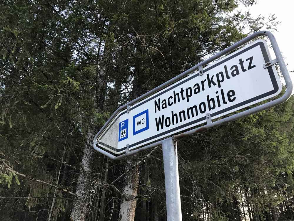 Camping Sylvensteinsee: Hier geht es von der Straße zum Wohnmobilstellplatz