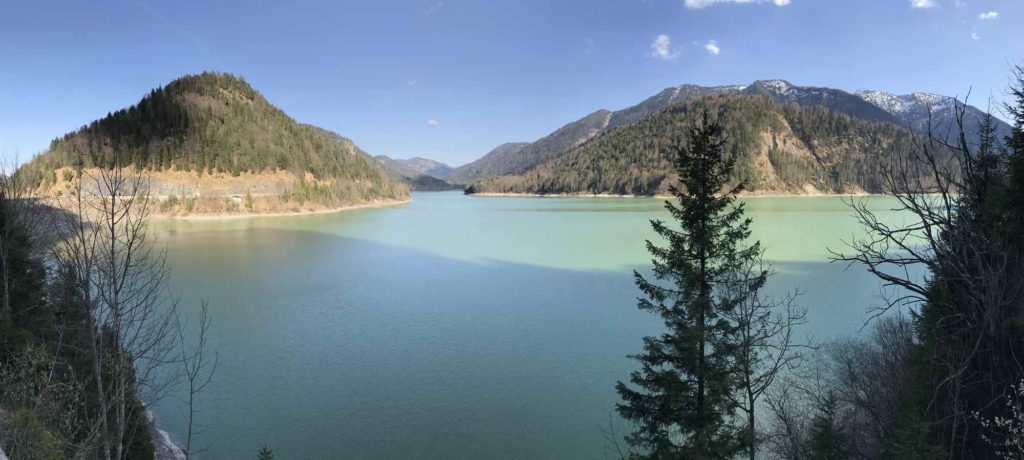 Sylvenstein Wanderung - das Panorama über den See in Bayern