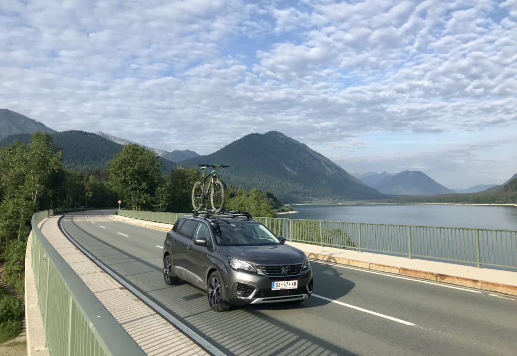 Am Sylvensteinsee parken und über die bekannte Brücke spazieren