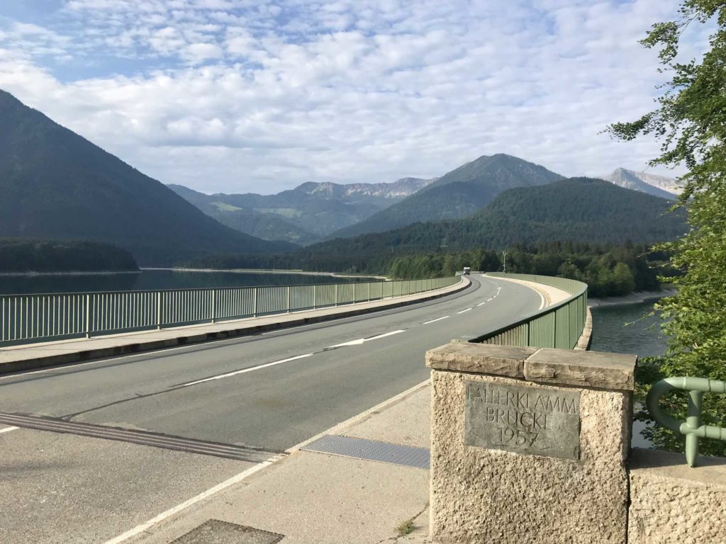 Hier gehst du vom Sylvensteinsee Parkplatz direkt auf dem Fußweg auf die Fallerklamm-Brücke