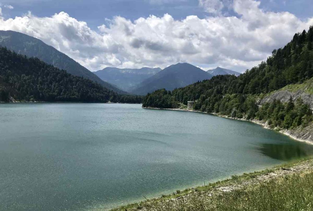 Am Sylvensteinsee parken und den See erleben