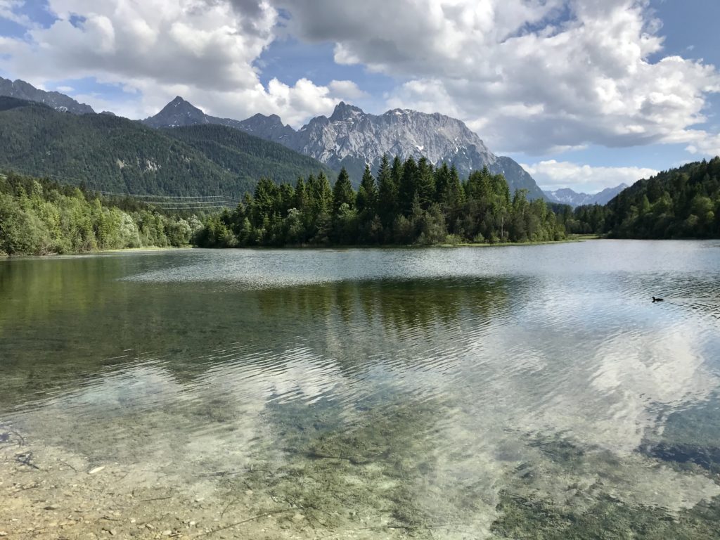 Die Isar im Isarstausee bei Krün, hinten die Spitzen des Karwendelgebirge