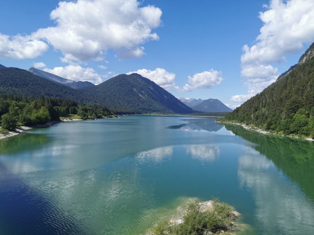 Am Sylvenstein: Idyllischer Blick über den Sylvensteinsee mit den Bergen in Bayern