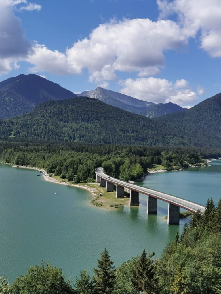 Eine berühmte Brücke in den Bergen Deutschlands: Die Sylvensteinsee Brücke