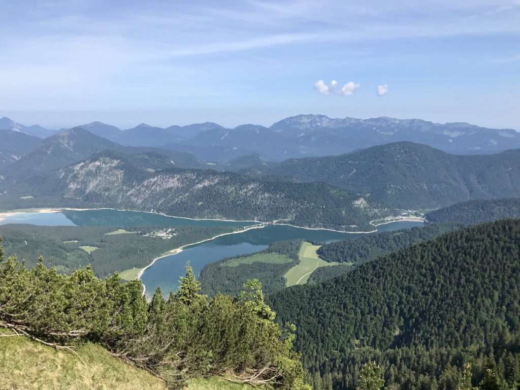 Der Sylvenstein Blick aus dem Karwendel auf den Sylvensteinsee in Bayern