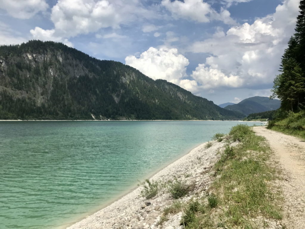 Direkt am Sylvensteinsee wandern - es gibt einen breiten Weg 