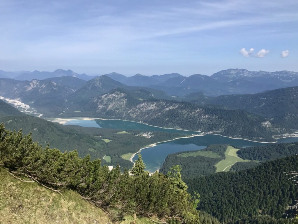 Das ist der Ausblick von den Gipfeln in Richtung Sylvensteinsee