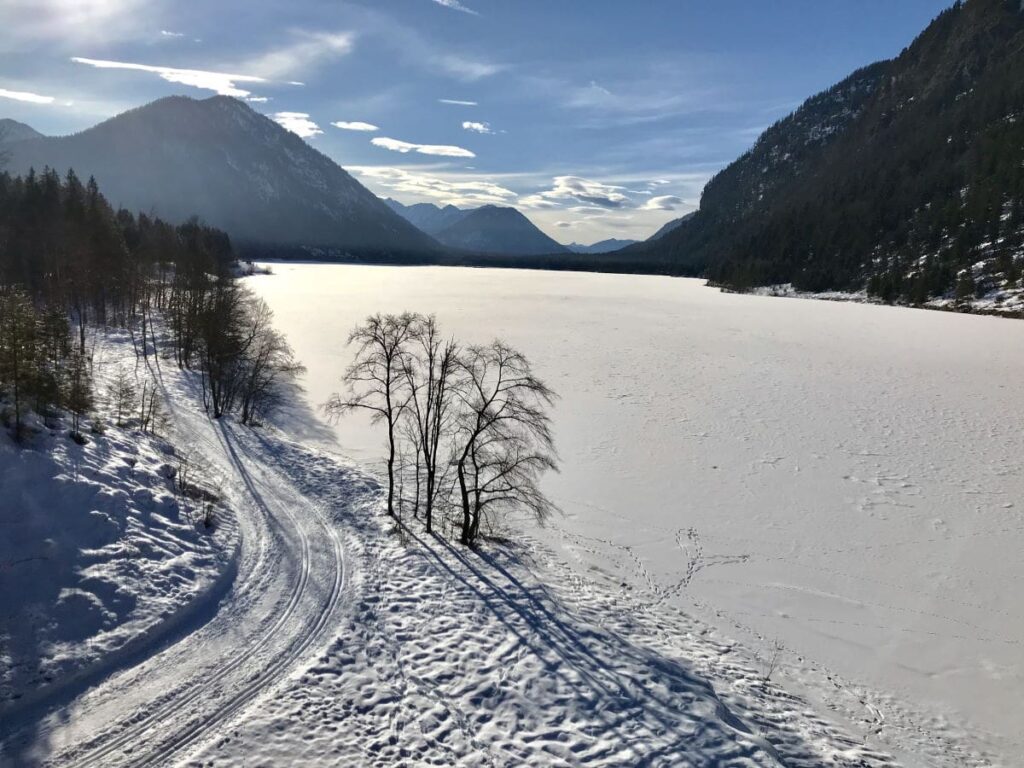 So kannst du am Sylvenstein langlaufen - die Loipe am See in Richtung Vorderriss