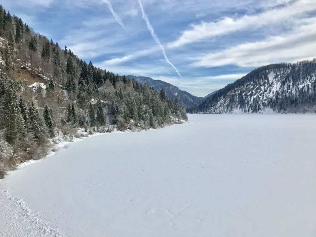 Sylvensteinsee im Winter - das Wasser verschwindet unter dem frischen Schnee der letzten Nacht