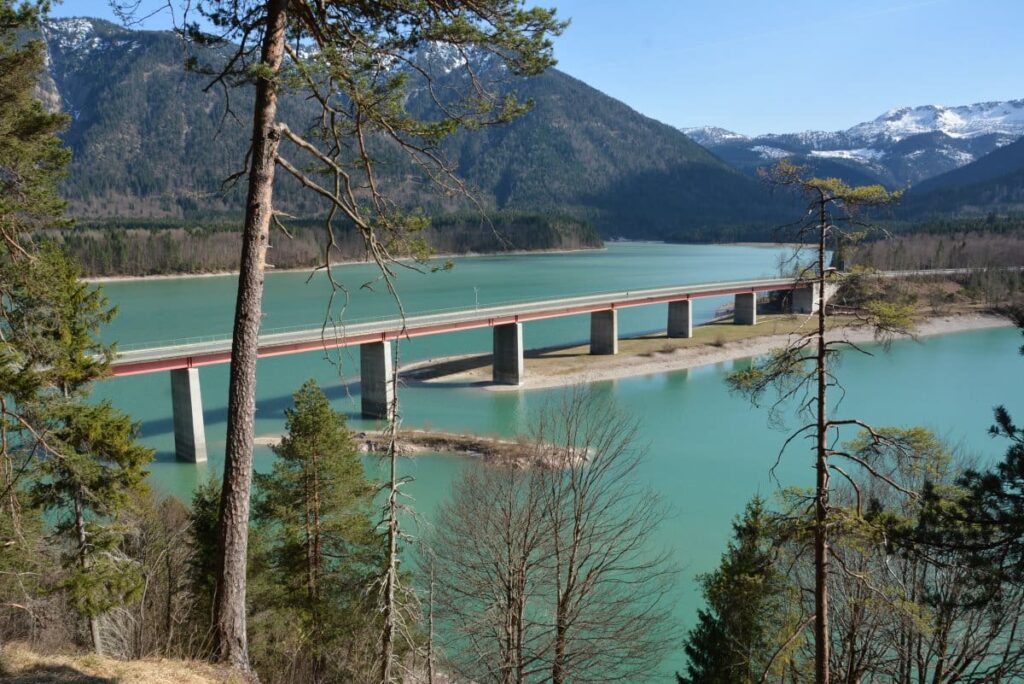 Blick auf die Brücke am Sylvensteinsee