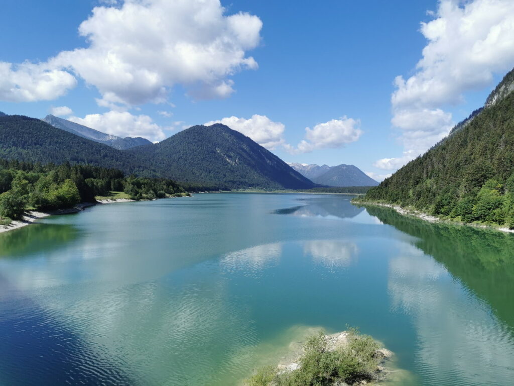 Aussicht von der Brücke auf den Sylvensteinsee in Bayern