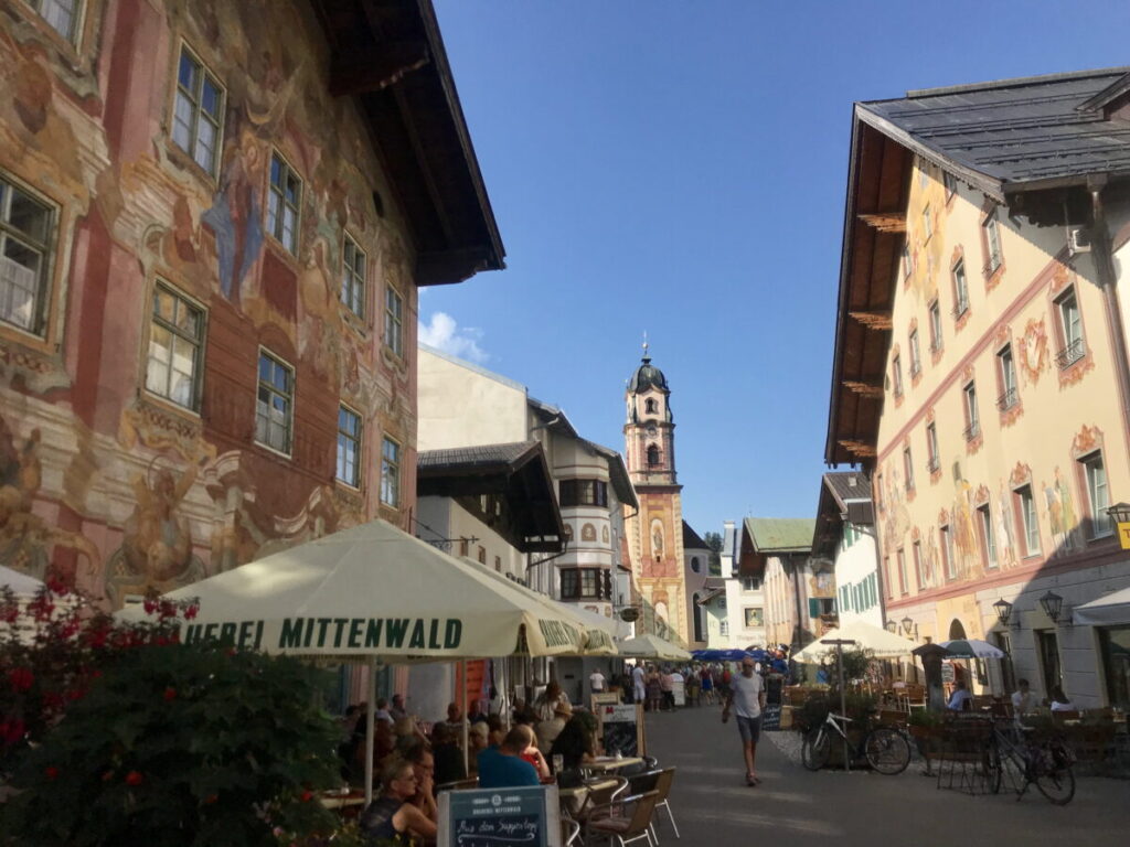Stopp auf dem Isarradweg in der historischen Altstadt von Mittenwald