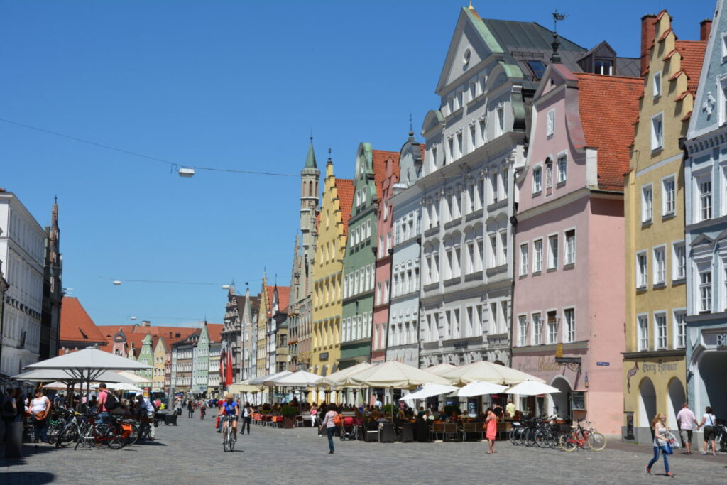 Der Isarradweg führt dich durch die historische Altstadt in Landshut
