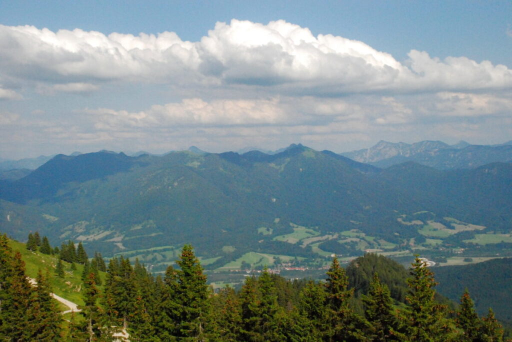 Blick von oben auf Lenggries im Isartal