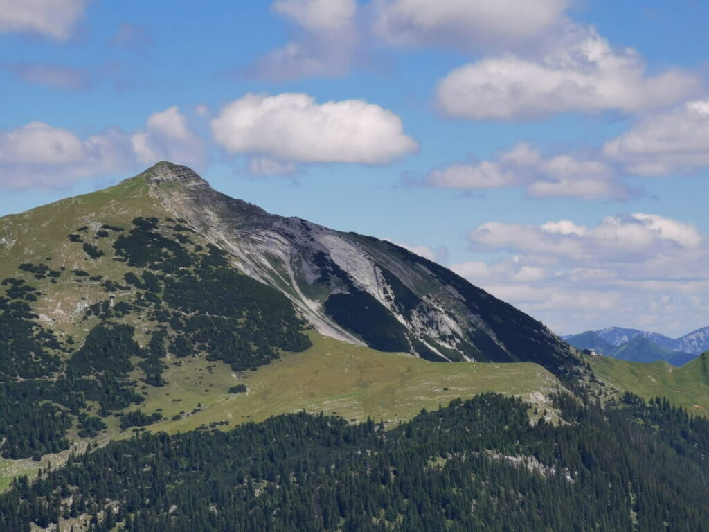 Blick auf den Schafreuter. Höchster Gipfel von Lenggries, rechts die Tölzer Hütte
