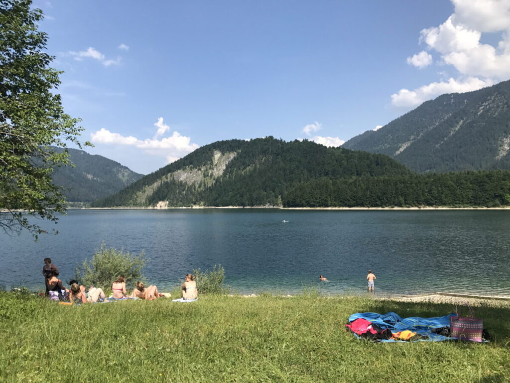 Am Sylvensteinsee baden mit Bergblick