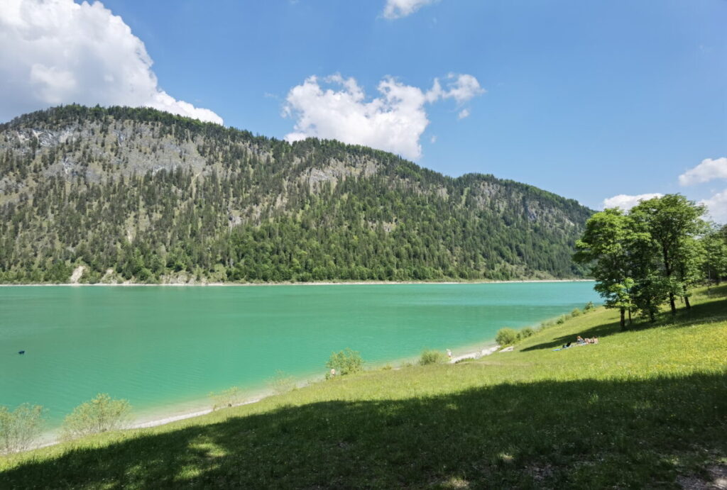 Der Isarradweg führt am Sylvensteinsee entlang