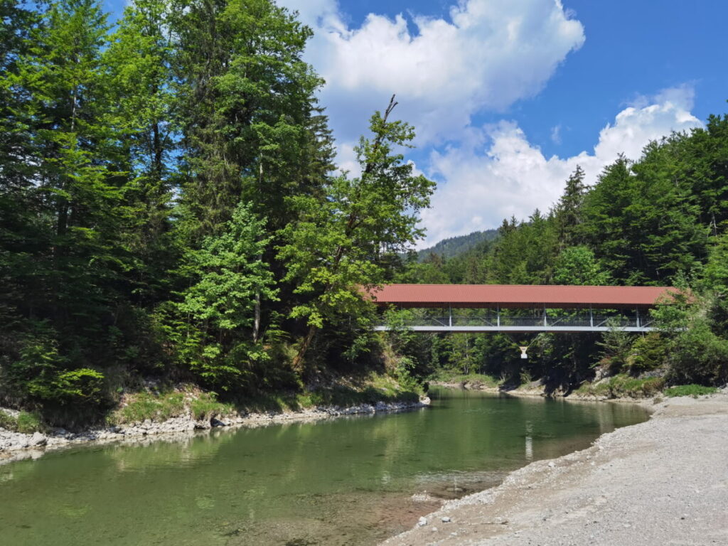 Vom Parkplatz kommst du zu dieser Brücke hinunter - diese Walchenklamm Wanderung führt auf den Hühnerberg