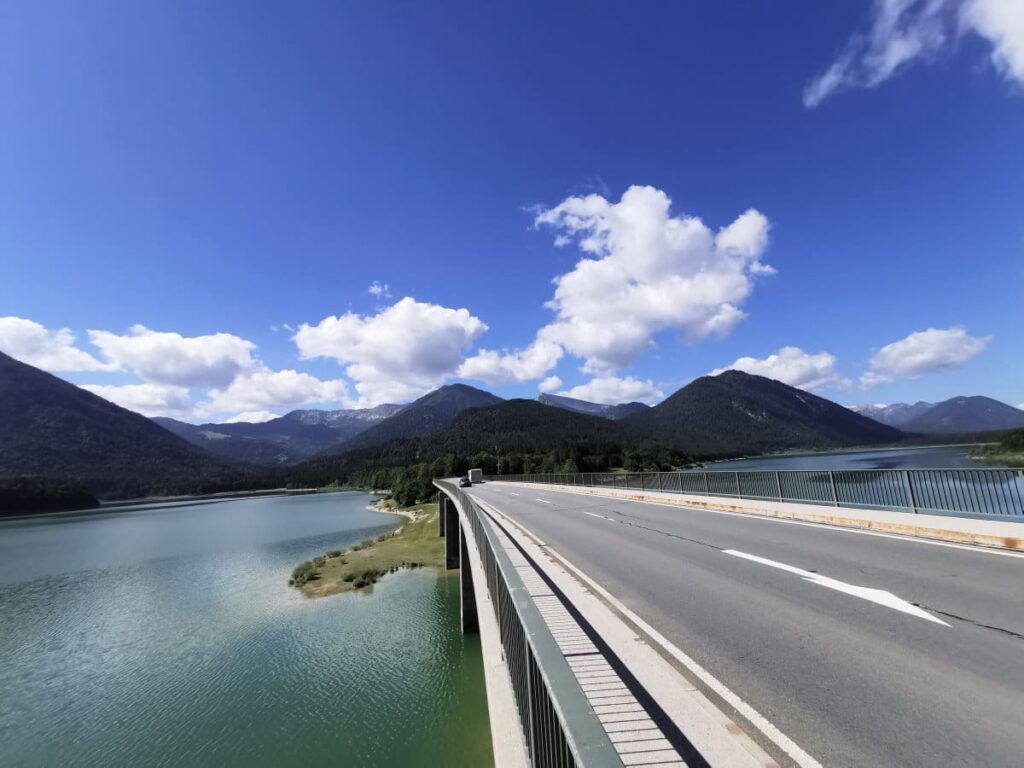 Wie geht die Sylvensteinspeicher Anfahrt mit dem Auto, Zug und Bus? Alle Infos hier.