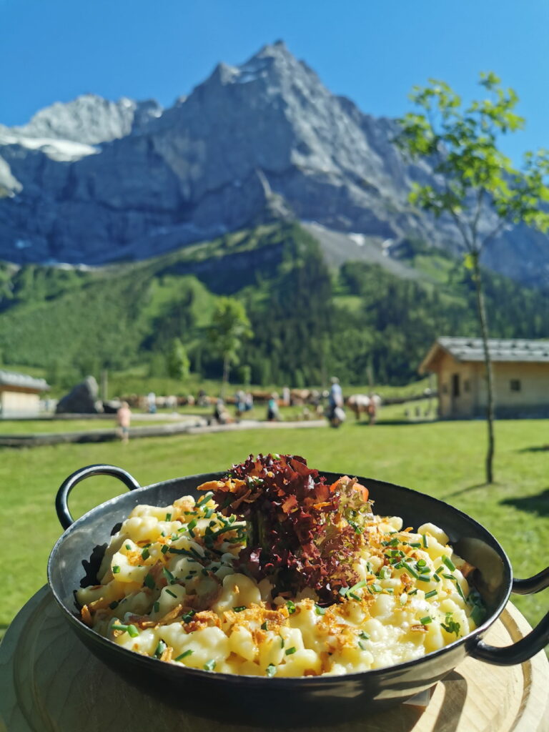 Probiere unbedingt die Kasspatzen mit dem Enger Almkäse in der Rasthütte der Engalm